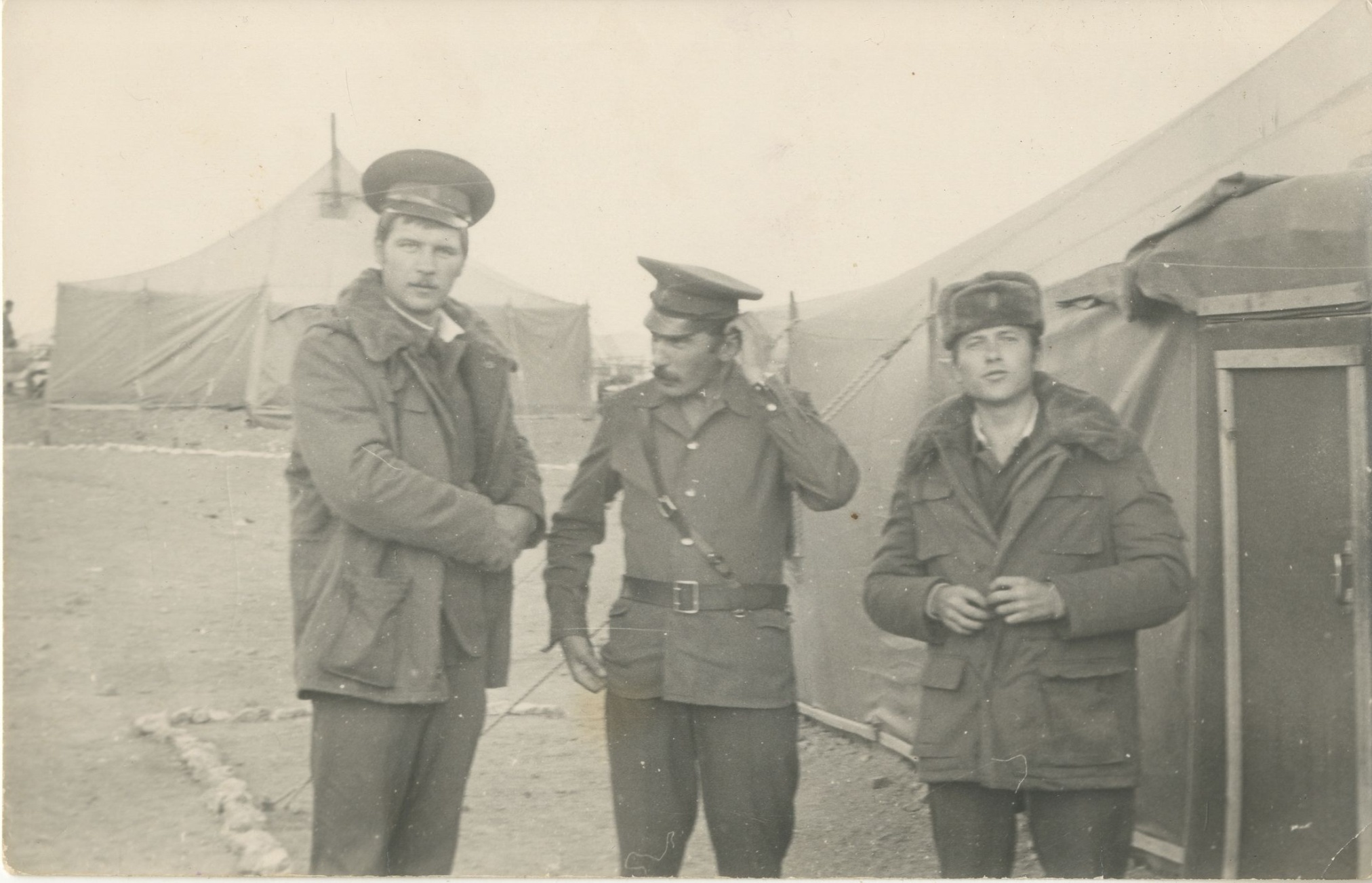 Фотография «Бойцы ОКСВА около палатки в военном городке». Афганистан. 1981 год