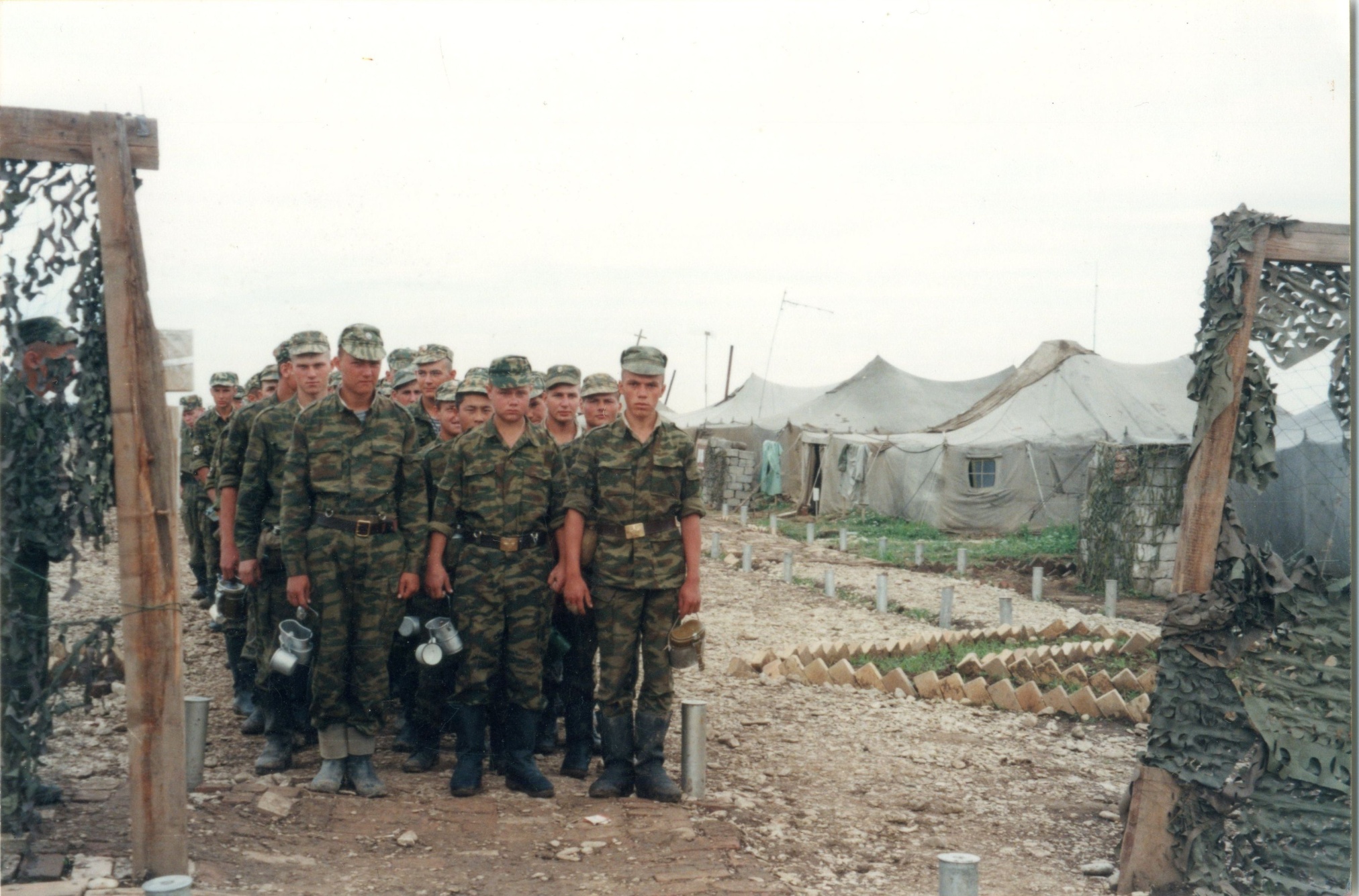 Фотография «Военнослужащие 46-го полка оперативного назначения дивизии ВВ "Дон-100"». Чечня. 2000 год Фотография «Военнослужащие 46-го полка оперативного назначения дивизии ВВ "Дон-100"». Чечня. 2000 год