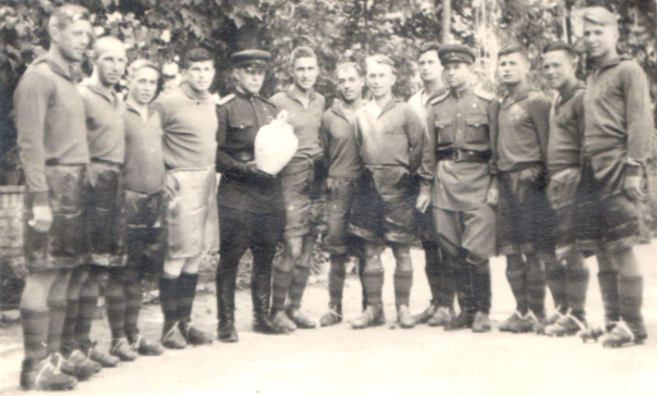 Фотография «Группа офицеров РККА и спортсменов во дворе посольства СССР». Тегеран. Иран. 1943 год Фотография «Группа офицеров РККА и спортсменов во дворе посольства СССР». Тегеран. Иран. 1943 год