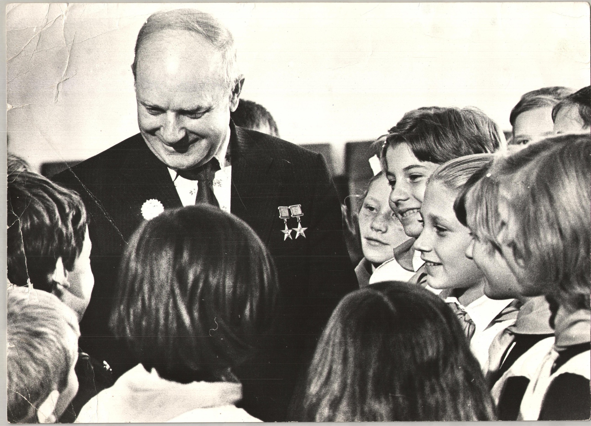 Фотография "Дважды Герой Социалистического Труда, электросварщик Улесов Алексей Александрович среди школьников" СССР, Ростовская область, г. Ростов-на-Дону 1975 г.