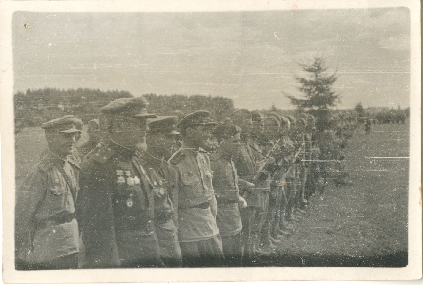 Командир 201-го Гвардейского стрелкового полка гвардии подполковник Иноземцев Г.А. в строю. 1944 год