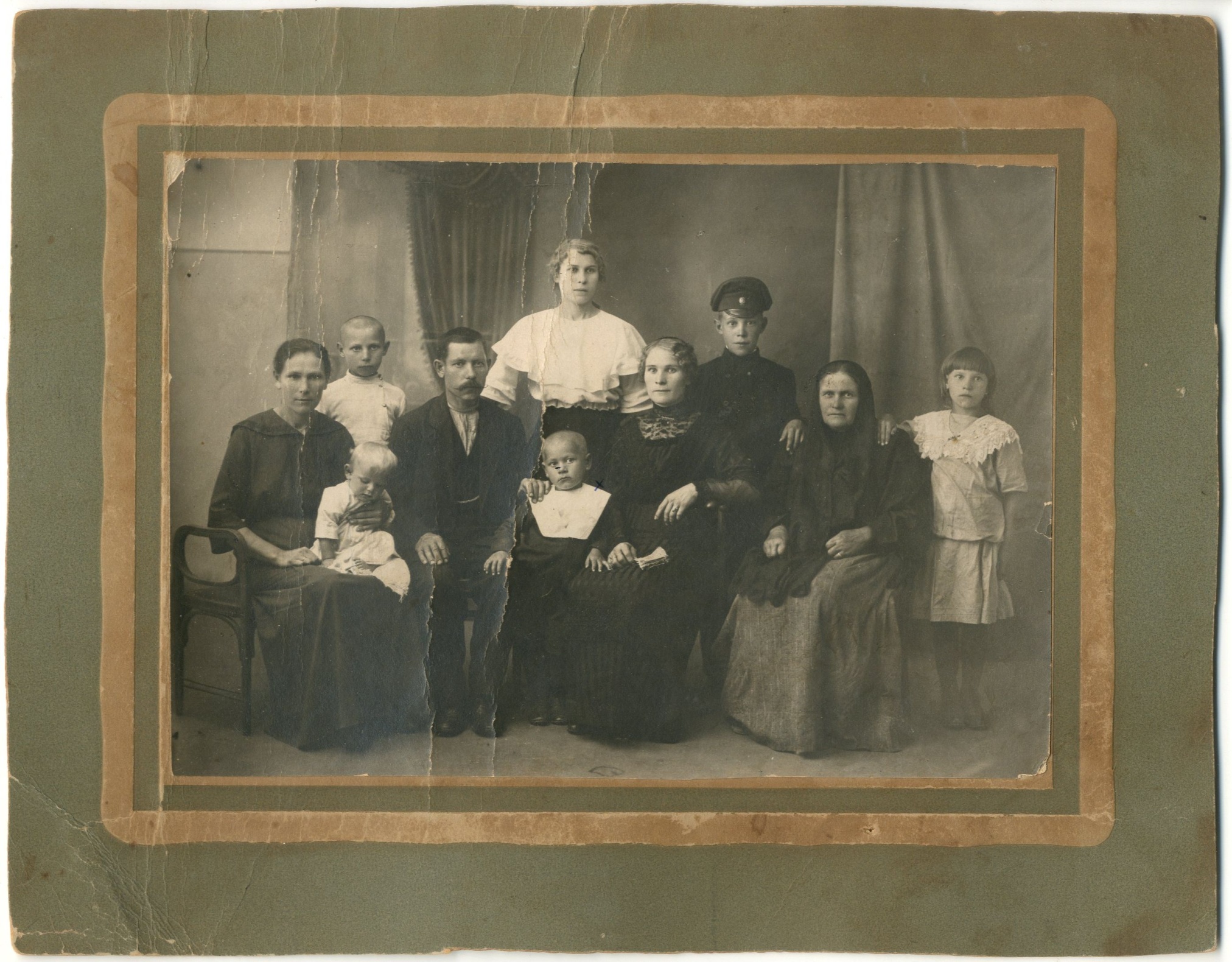 1.	Фотография «Семья Кручининых». Ростов-на-Дону. Начало ХХ века