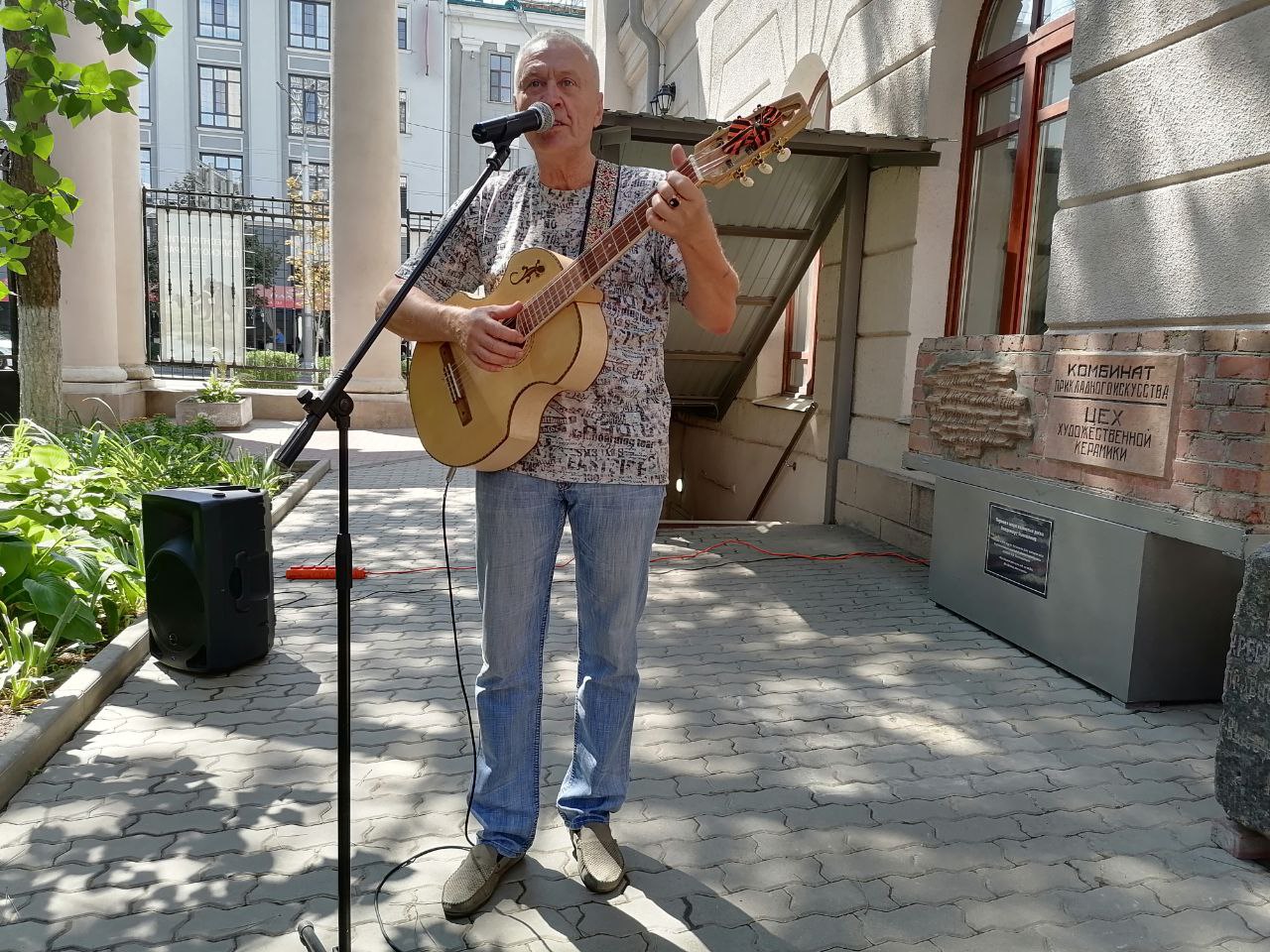 Ростовский бард на презентации памятной доски Владимиру Высоцкому Ростовский бард на презентации памятной доски Владимиру Высоцкому