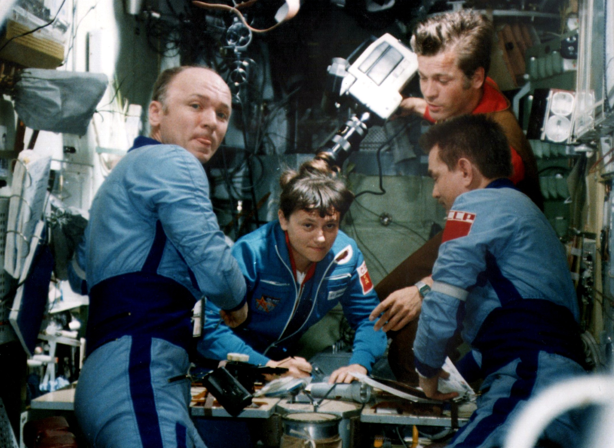 На борту орбитальной станции «Салют-7» – Валентин Лебедев, Светлана Савицкая, Анатолий Березовой и Александр Серебров. Август 1982 года