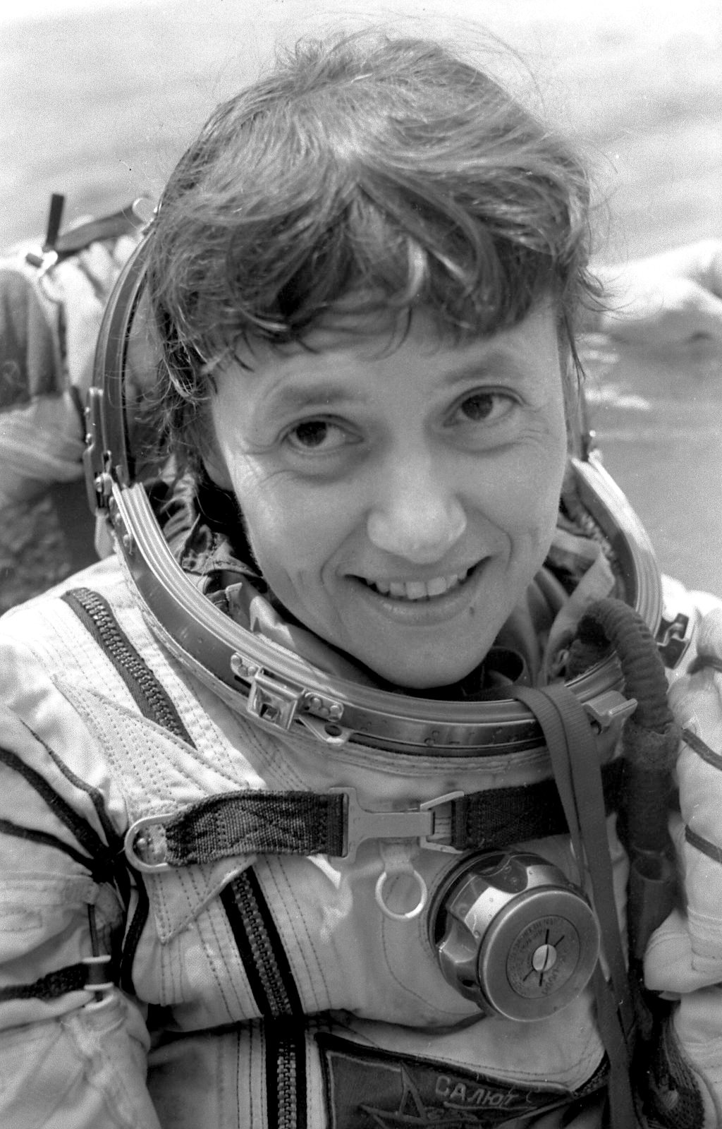 Светлана Савицкая во время тренировок по посадке космического корабля на море. 1982 год