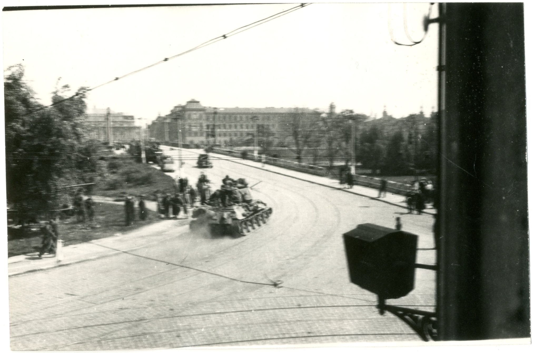 Фотография «Советские танки на улицах Праги». 9 мая 1945 года.