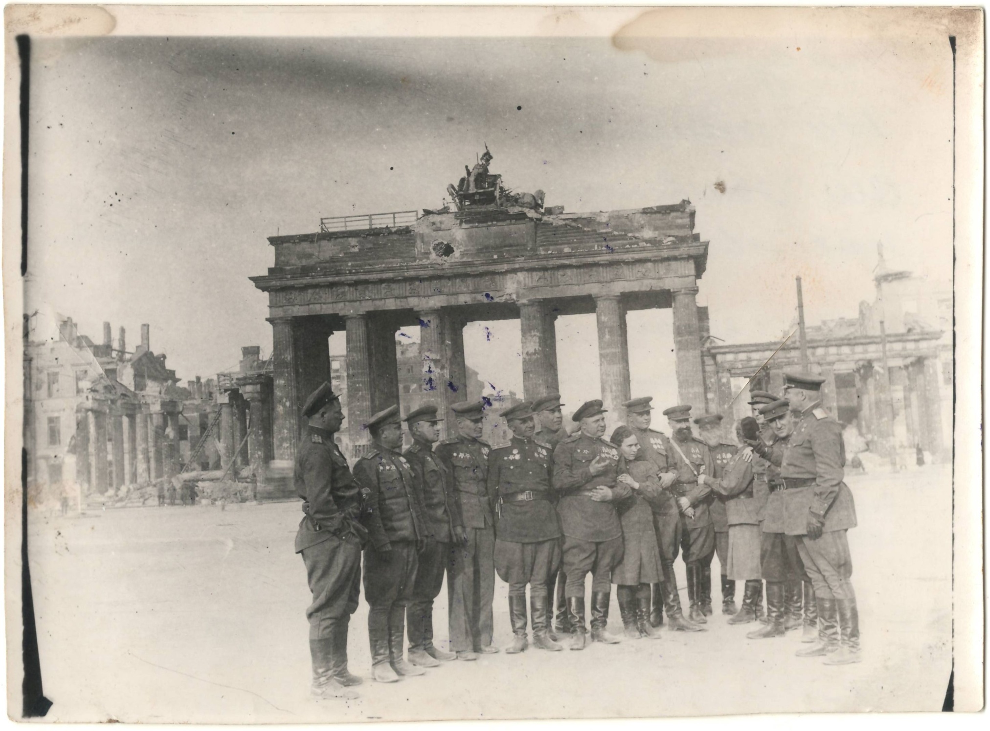Подполковник Козлов И.С. с сослуживцами у Бранденбургских ворот. Май 1945 года.
