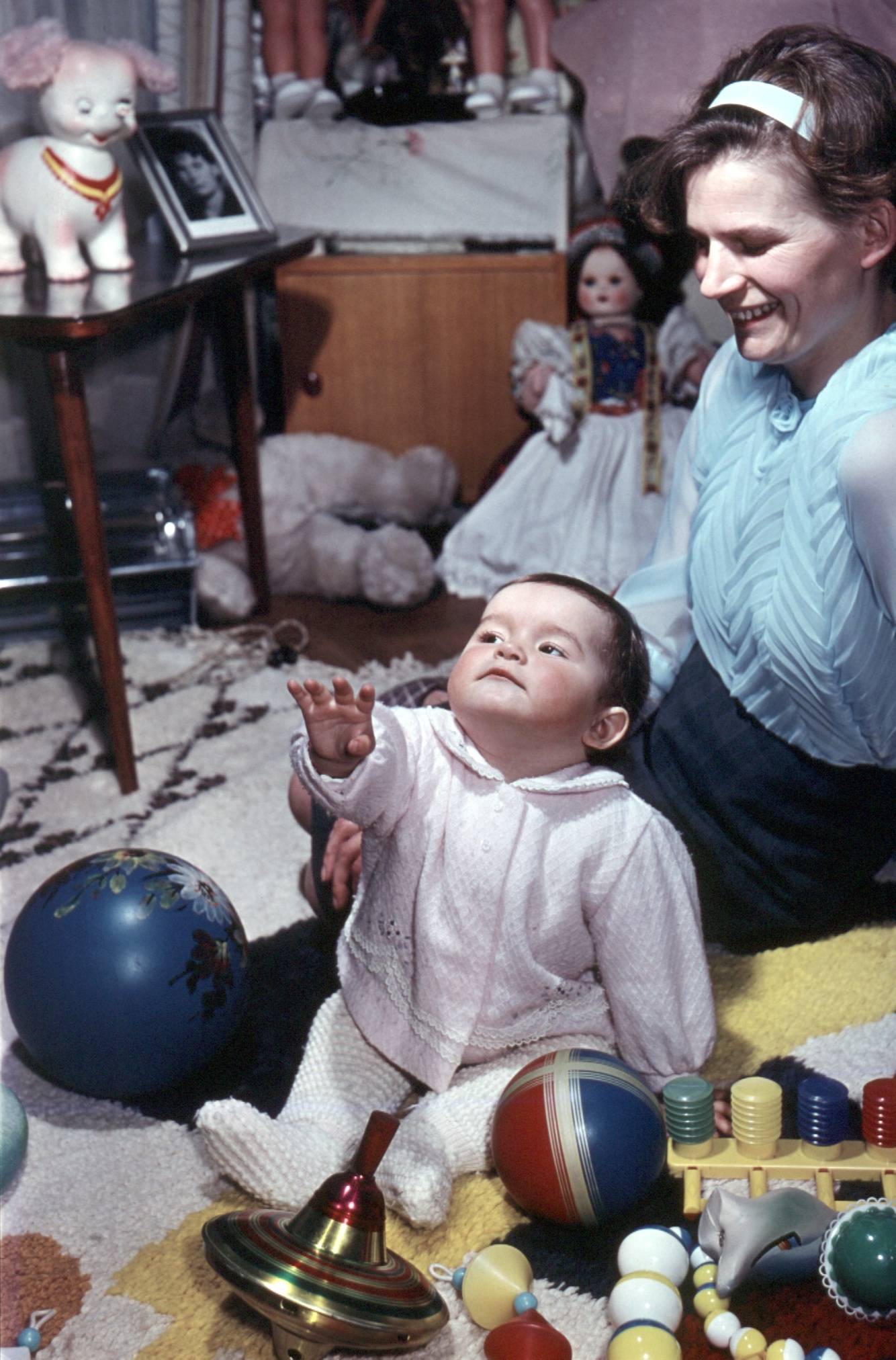 Валентина Терешкова с дочерью Леной. 1964 год