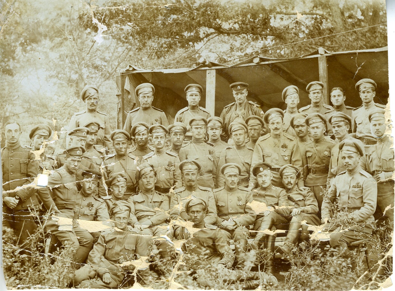 Нижние чины и офицеры 2-го батальона 136-го пехотного Таганрогского полка. 1914 год. Австрийский фронт.