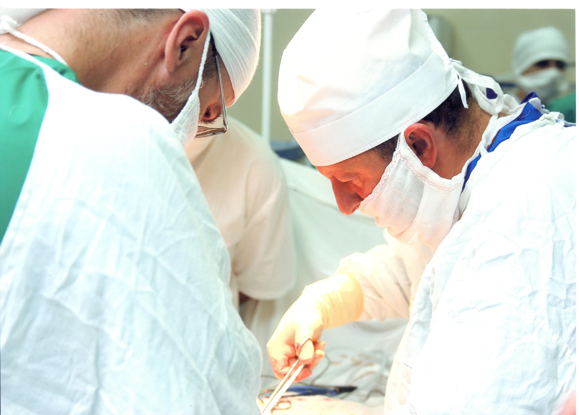 Фотография «Заслуженный врач Российской Федерации, профессор Абоян И.А. проводит операцию». Фотография «Заслуженный врач Российской Федерации, профессор Абоян И.А. проводит операцию».