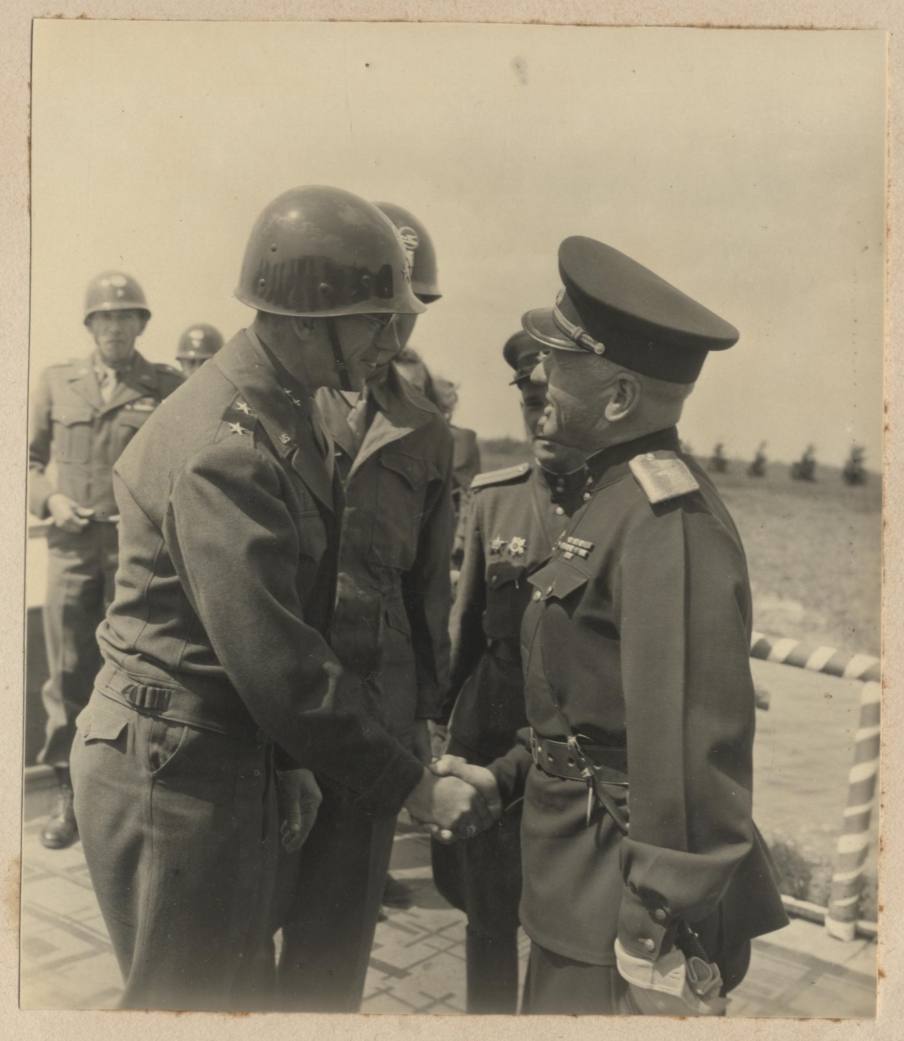Фотография «Встреча на Эльбе командира 6-й Гвардейской кавалерийской дивизии генерал-майора Брикеля П.Н. и командира 84-й пехотной дивизии генерала Боллинга». Май 1945 года.