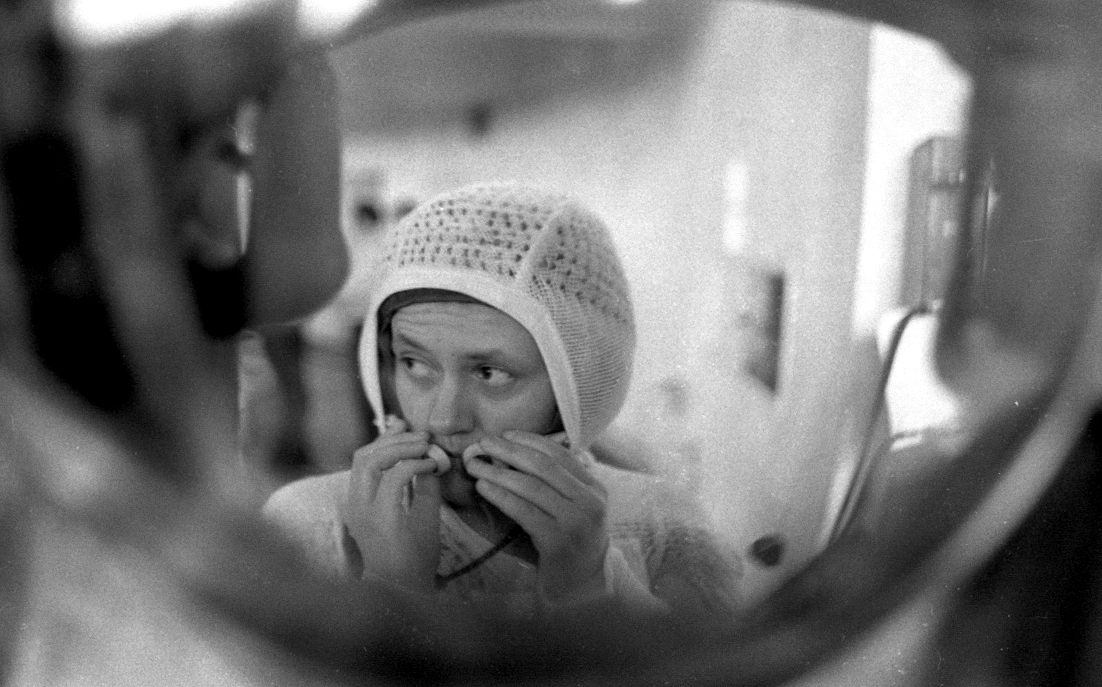Светлана Савицкая перед тренировками в гидробассейне по выходу в открытый космос. Звездный городок, 1984 год