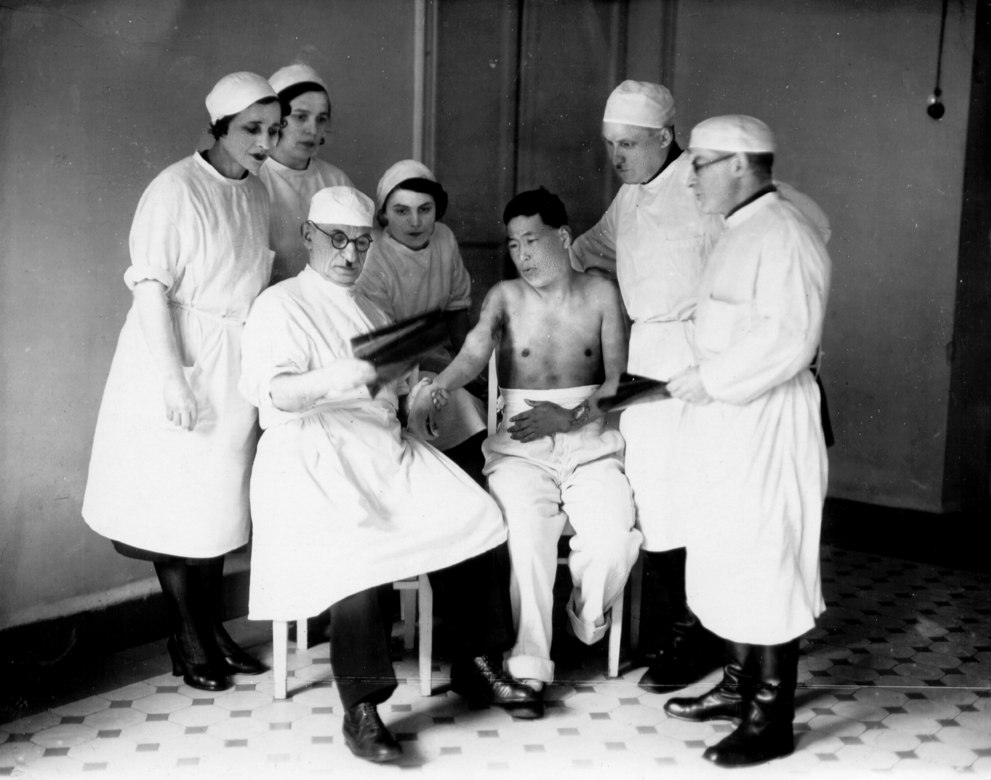 Фото "Н.А. Богораз во время осмотра больного" 1944 г.