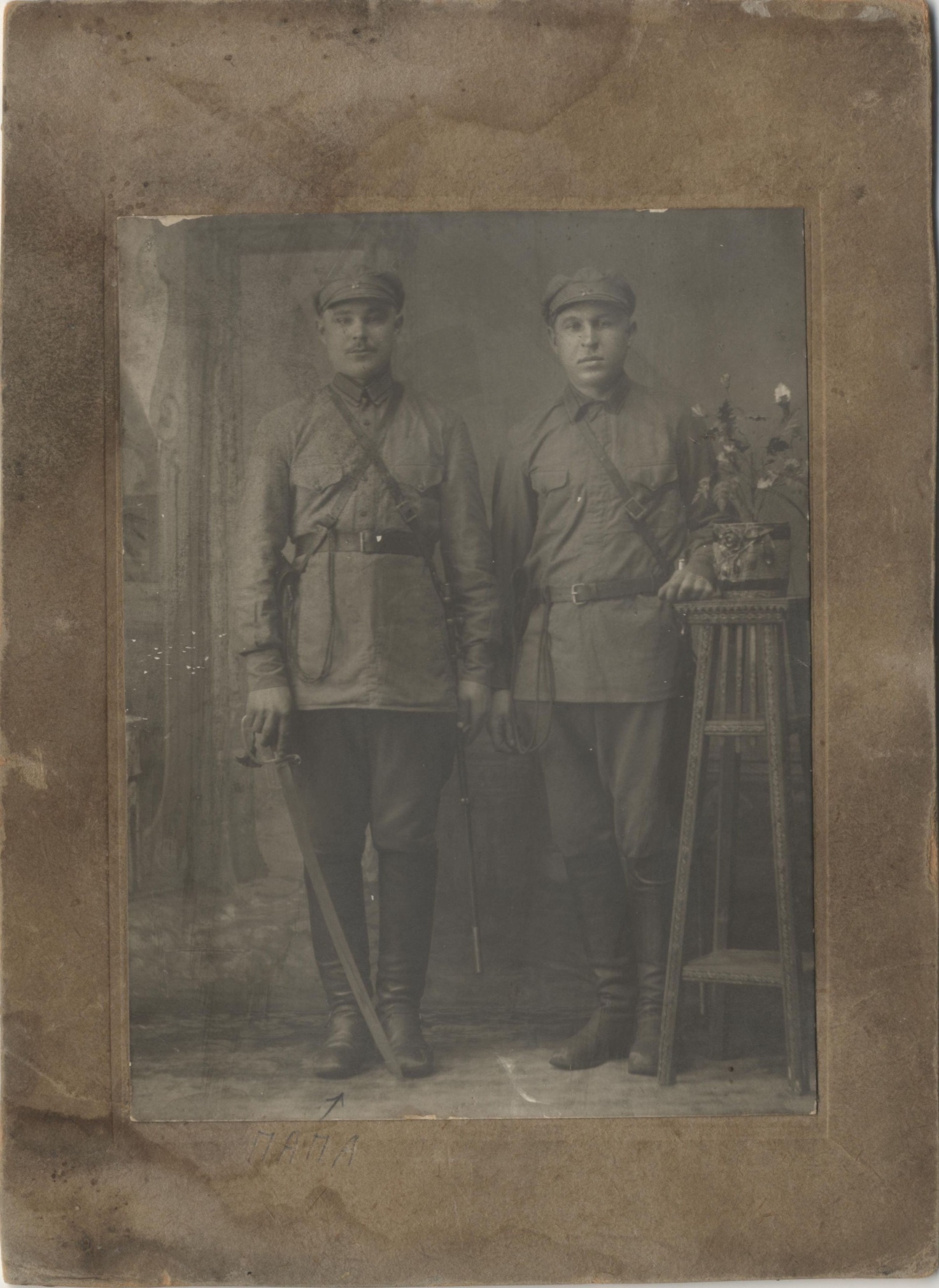 Фотография «Рядовой Пудовкин П.Г (слева) с сослуживцем». СССР. 
