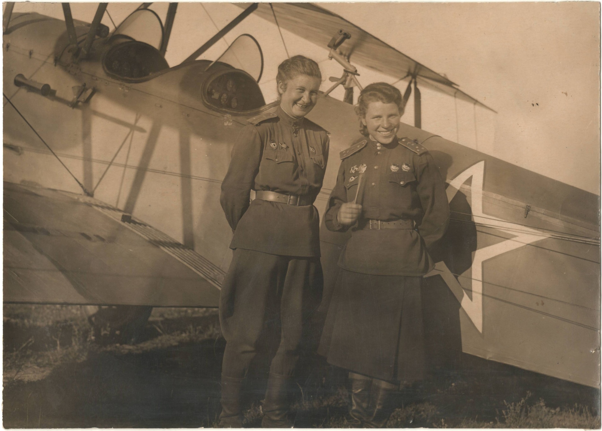Фотография «Герой Советского Союза капитан Никулина Е.А.(справа) у боевой машины». Северо-Кавказский фронт. 1943 год. 