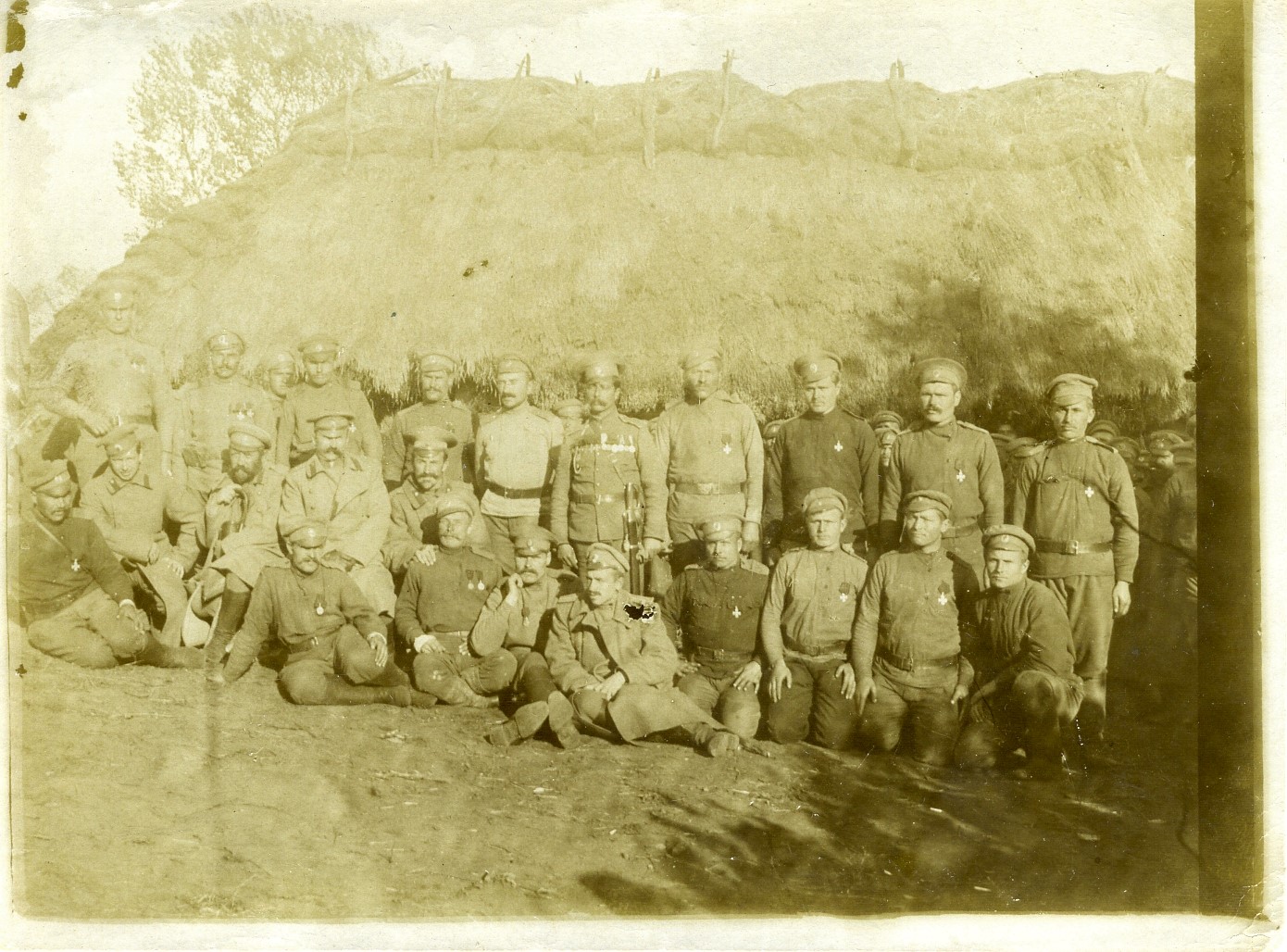 Фотография «Группа георгиевских кавалеров 2-й роты 136-го пехотного Таганрогского полка». Австрийский фронт. Село Малая Горынька. 1 октября 1915 года. 