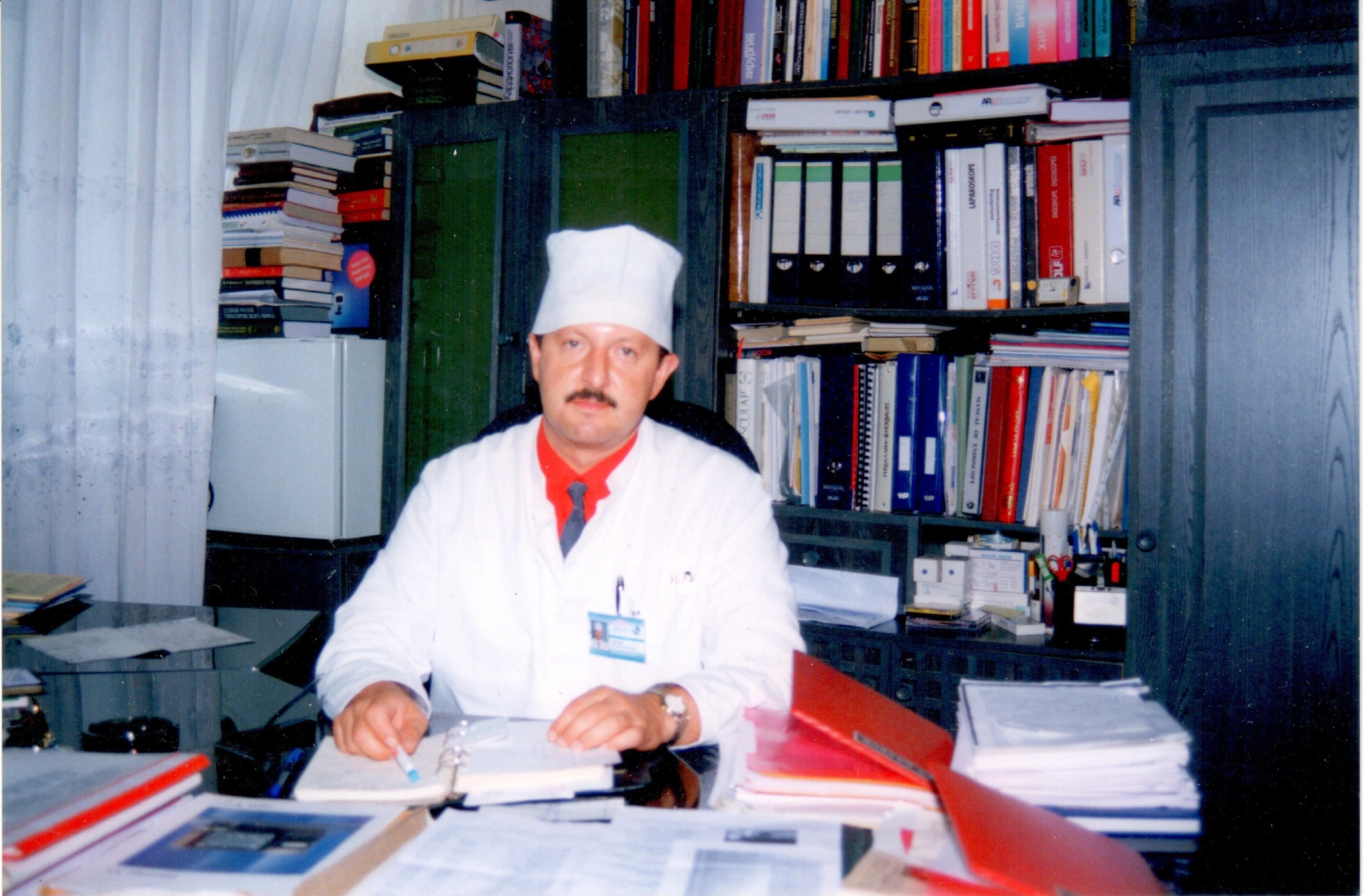 Фотография «Заслуженный врач Российской Федерации, профессор Абоян И.А. в своем кабинете». Фотография «Заслуженный врач Российской Федерации, профессор Абоян И.А. в своем кабинете».