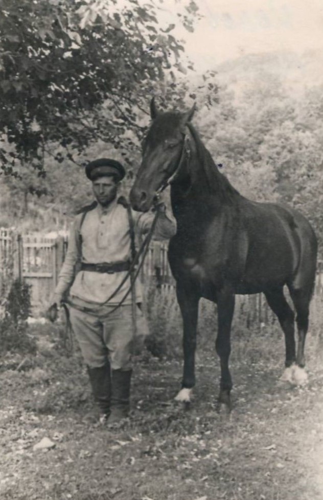 Фотография «Коновод командира полка Иван Звягинцев». Румыния. 1944 год