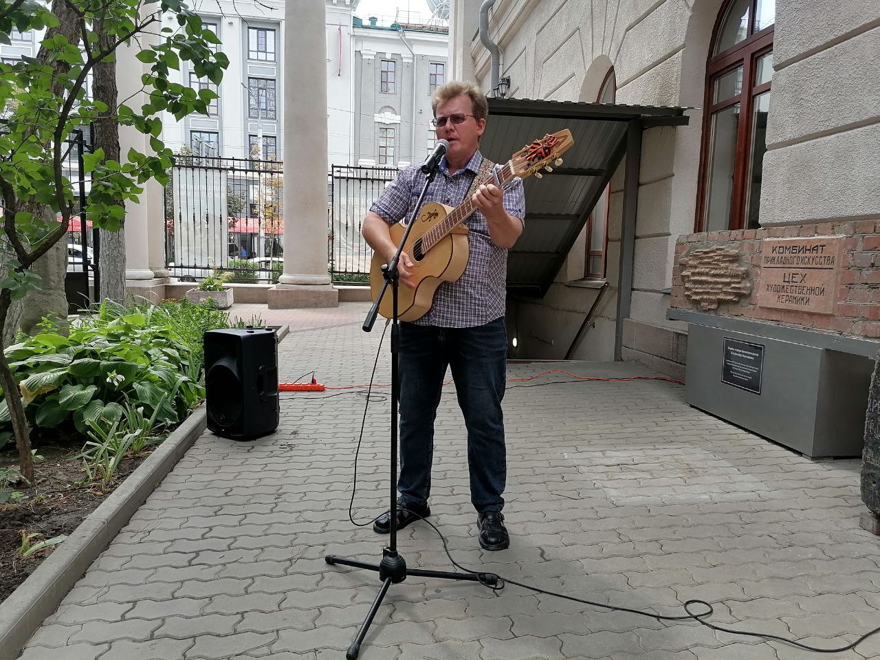 Ростовский бард на презентации памятной доски Владимиру Высоцкому Ростовский бард на презентации памятной доски Владимиру Высоцкому