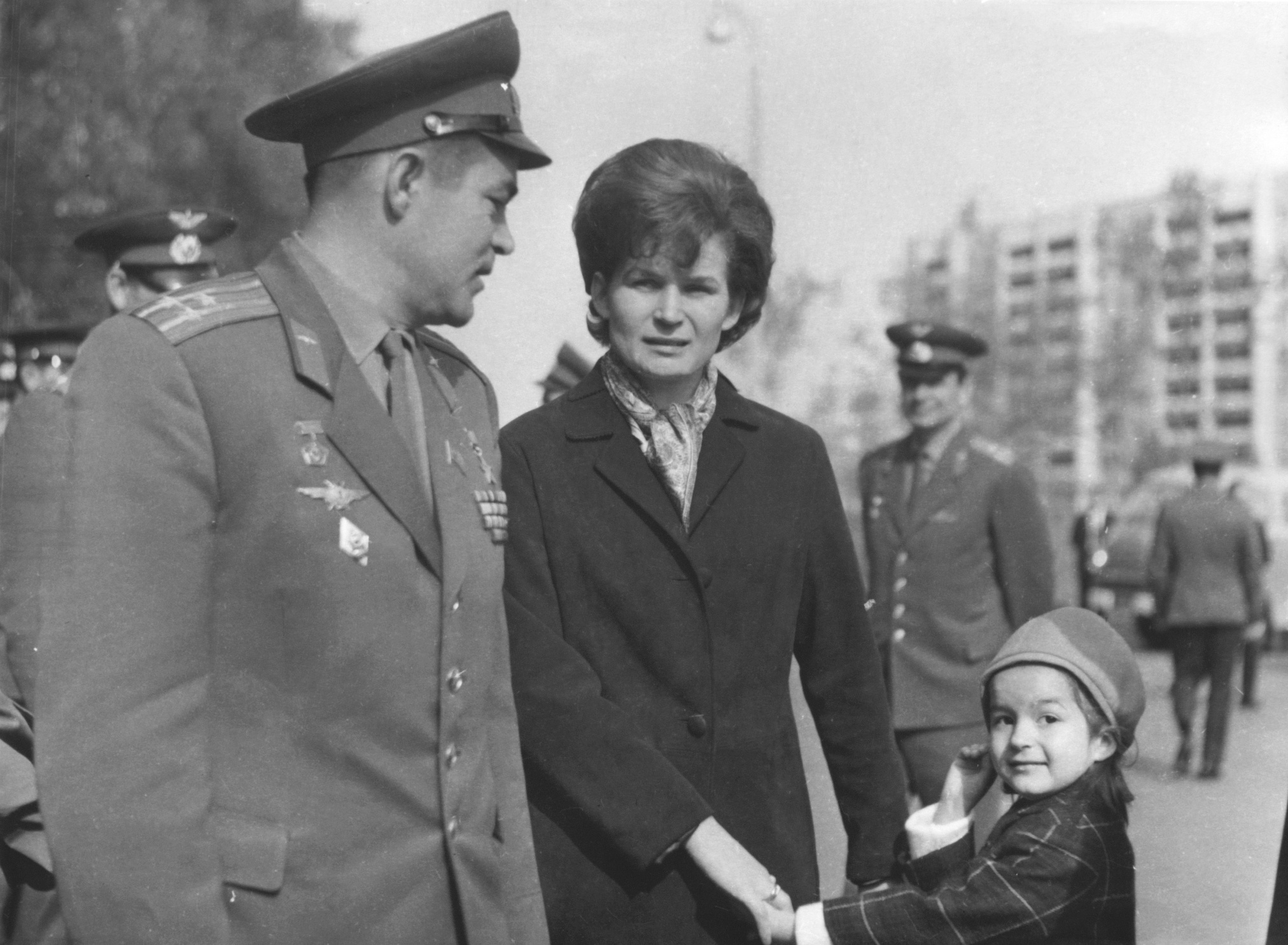 Валентина Владимировна и Андриян Григорьевич на прогулке с дочерью Еленой