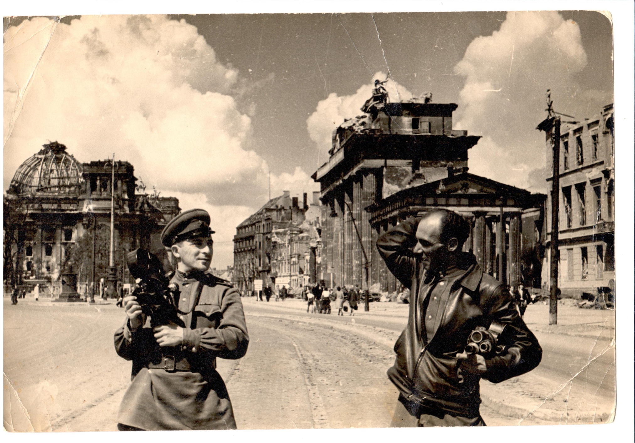 Фотография «Военный фотограф Мазрухо Л.Б. с камерой на площади перед Рейхстагом». Берлин. Май 1945 года. 