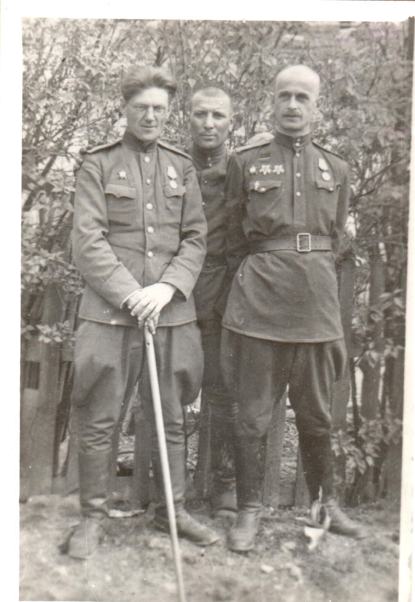 В.А. Закруткин с однополчанами. 1945 г.