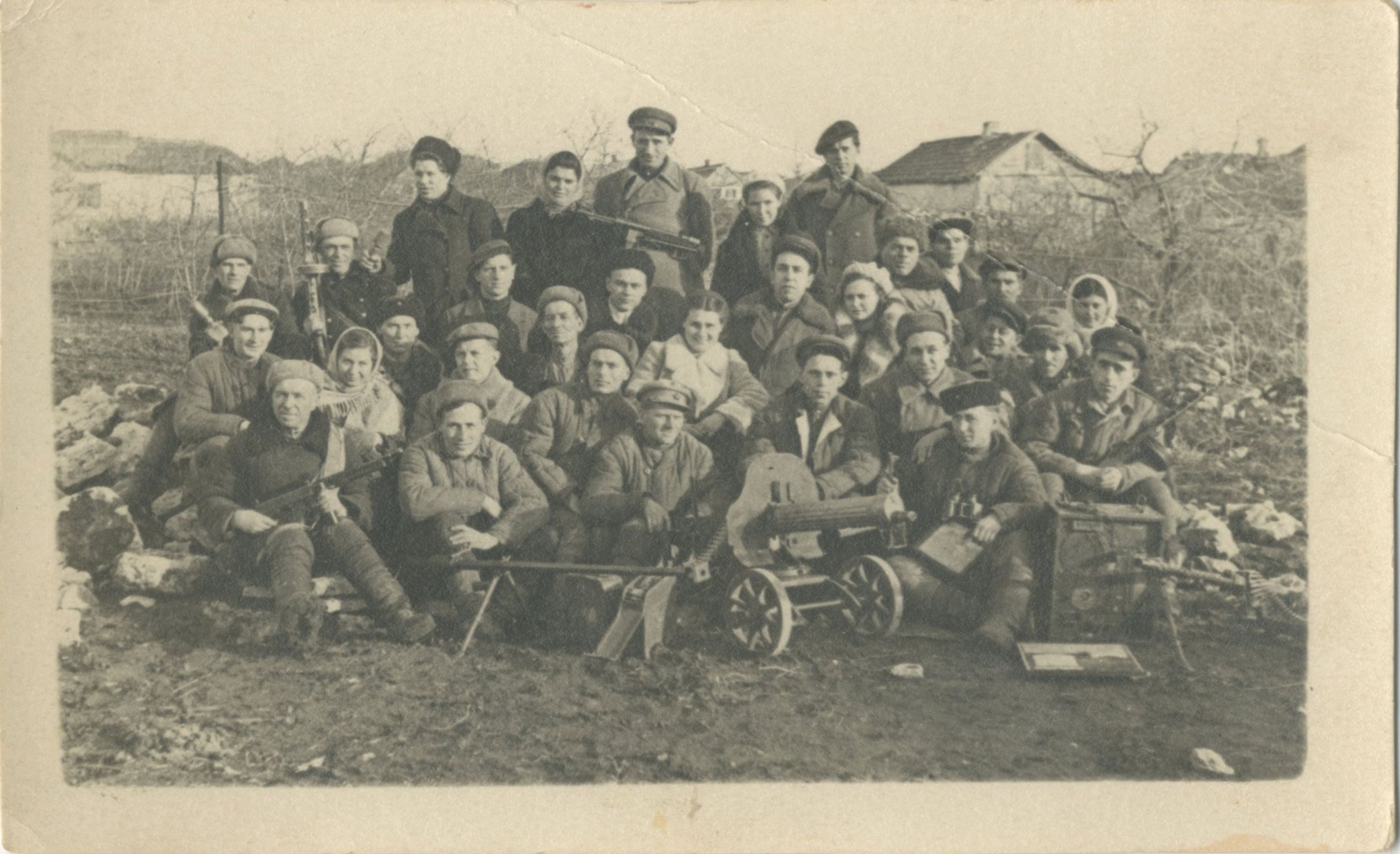Фотография «Боевое ядро партизанского отряда «Отважный-2»». Ростовская область. 1943 год.